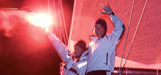 Jörg Riechers (l.) und Pierre Brasseur freuen sich über den Sieg beim Normandy Channel Race.