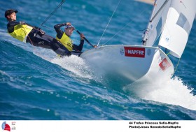 Olympiasieger Matt Belcher segelt wie gewohnt auch mit Will Ryan im gelben Trikot. © Jesus Renedo sailinstock.com Olympiasieger Matt Belcher im gelben Trikot