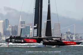 Der zweite Oracle Kat hebt sich locker beim ersten Trainingsschlag auf die Tragflächen. © Oracle Team USA/Guilain Grenier Oracle Team USA