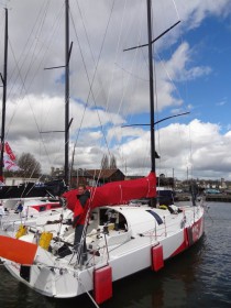 Nach dem Mastbruch konnte das Mare Team doch noch rechtzeitig den Leih-Mast vom Schwesterschiff stellen. © NCR Mare in Caen