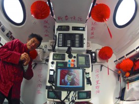 So ein Foto gab's noch nie von hoher See: Guo beim Neujahrs-Lampion-Fest an Bord seiner Class 40 © Chuan Guo Chuan, Weltumseglung, erster Chinese