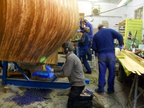 Schichtbetrieb. Beim Anbringen der Furnierstreifen musste es wegen der Topfzeit des Epoxidharzes und der langen Streifen Hand in Hand gehen © Stapelfeldt Sechser "Hamburg"