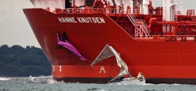 Bei der Cowes Week kollidiert eine 33 Fuß Yacht mit dem Ölfrachter "Hanne Knutsen" und bleibt mit dem Rigg am Anker hängen. © Lloyd images Cowes Week Kollision "Hanne Knutsen"