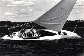 Mit reduziertem Windwiderstand unterwegs: Die Signe in den 1980er Jahren mit gewölbtem Deck und strömungsgünstiger Hutze über dem Niedergang © Ljungström Archiv Ljungström Rigg