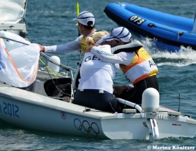 Mathew Belcher bekommt von seiner Frau Rike (geb. Ziegelmayer) das Gold Küsschen in Weymouth, bevor sie selbst mit Kathrin Kadelbach zum 470er Medalrace ran muss. © Marina Könitzer Mathew Belcher mit seiner Frau Rike (geb. Ziegelmayer) in Weymouth