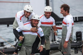Bruni hüpft auf die Schultern von Skipper Max Sirena. Der ex Steuermann Paul Campbell James (r.) findet sich offenbar mit den veränderten Machtverhältnissen bei Luna Rossa ab. © Gilles Martin Raget/ACEAimgfilisrc-10.php Francesco Bruni feiert Sieg