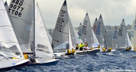 Torstart bei der 505er WM. Das Gummiboot fährt dem Pfadfinder hinterher, die Flotte muss dahinter passieren. © SAP/Favreau Torstart bei der 505er WM.