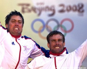 Der Moment, für den sich alles lohnte. Andrew Simpson (l.) gewinnt 2008 an der Seite von Iain Percy Olympia-Gold im Starboot. © RYA Andrew Simpson Iain Percy Olympia-Gold