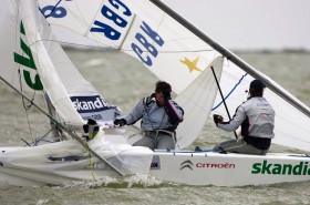 Rückschläge gab es viele. Mastbruch vor Medemblik. Andrew Simpson kann es nicht fassen. © Sander van der Borch Mastbruch vor Medemblik. Andrew Simpson