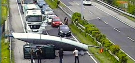 "Gekenterte" Toucan blockiert Autobahn.