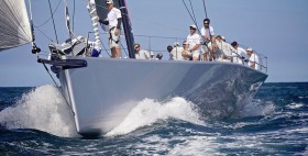 Die 72-füßige Mark Mills Konstruktion Alegre 3 wurde bereits bei den ersten Probeschlägen vor Valencia flott über das Mittelmeer gezerrt @ Jesus Renedo Mark Mills Alegre 3