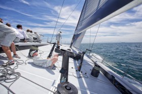 Mit der rampenartigen Schräge vom Cockpit zum Vorschiff zeigt der irische Konstrukteur Mark Mills, daß man bei den Big Boats immer noch was überflüssiges weglassen kann: Diesmal die Stufe zum Vorschiff © Jesus Renedo Alegre 72 von Mills