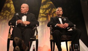 Grant Dalton (l.) und Russell Coutts bei einer Podium Diskussion. Sie werden wohl keine Freunde mehr werden. © Photosport Grant Dalton (l.) und Russell Coutts