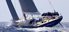 Formstabil breit und mit raffiniert den Aufbau akzentuierenden weißen Klappen für das hydraulische Schotmanagement: Die Baunummer 2 der neuen Wally Cento Klasse. Mit diesem aufgeräumten Cruiser-Racer findet Wally wieder auf seine Spur zurück © Jesus Renedo/Wally Wally Magic Carpet