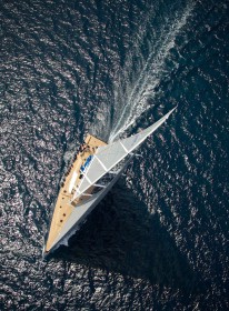 Mit 640 qm am 46 Meter Mast lief die dritte Magic Carpet anläßlich der Palmavela vor Malloca gut. Die Begegnung mit Hamilton, einem Green Marine Werftbau von Judel/Vrolijk steht noch aus © Jesus Renedo/Wally Wally Cento Magic Carpet