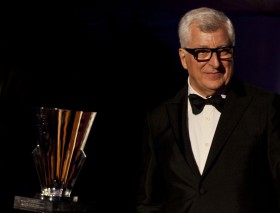 Patrizio Bertelli neben dem Louis Vuitton Cup, den er schon einmal gewann. © Luna Rossa/Carlo Borlenghi Patrizio Bertelli