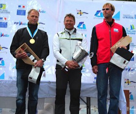 Das Podium der Gesamtflotte: André Budzien (2.), Michael Maier (CZE, 1.), Erik Lidesic (USA, 3.) © Claire ADB/Finn World Masters 2013 Das Podium der Gesamtflotte: André Budzien (2.), Michael Maier (CZE, 1.), Erik Lidesic (USA, 3.)