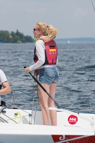 Die MSC Steuerfrau puscht ihre junge Truppe und erabeitet sich viel Respekt bei den meist älteren Liga Teilnehmern. © Segel-Bundesliga / Nils Bergmann Maike Christiansen