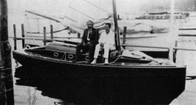 Einstein mit einem Segelfreund an Bord der Tümmler. Deutlich zu sehen die verlängerten Mastbacken der Mastlegevorrichtung © A. Harms/Yachtsportarchiv