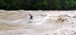 Flusssurfen: Haarsträubendes Wellenreiten im Schweizer Hochwasser