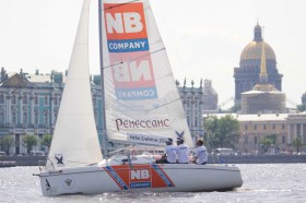 Das deutsche Team um Skipper Felix Oehme segelt vor den historischen Bauten. © Sails of White Nights Felix Oehme