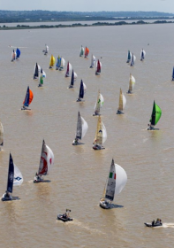 Kurz nach dem Start, die Figaristen mussten zunächst einen kurzen up & down-Kurs segeln © la solitaire