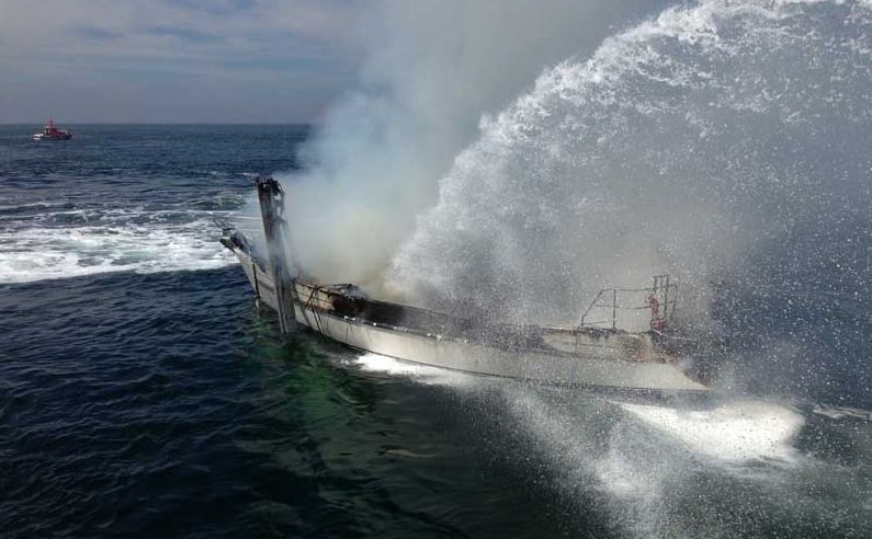 taucher yacht brennt