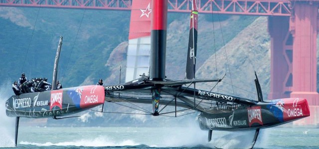 Emirates Team New Zealand vor der Golden Gate Brücke.