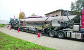 Ein Vorteil des zweifach gebrochenen Mastes war, daß er sich problemlos aus Finnland mitnehmen ließ. Die 75er Schäre Gun Ende 2012 beim Einklarieren am Kreuzlinger Zoll © Gun-Syndikat