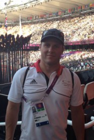 Am Ziel: Robert Stanjek vor dem Olympischen Feuer bei den Spielen 2012 