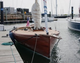 Flushdecker mit Wünschelrute und ebenfalls selten gesehenem Tandem-Wasserstag: Die frisch aufgetakelte W 37 vor einigen Jahren im amerikanischen Seglermekka von Newport/Rhode Island. © George Bekris W37 Race Horse
