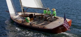 Die W 37 Race Horse mit großer Plicht, reichlich Platz und einer Crew mit signalgrünen Shirts. © Stephen Waring Yacht Design W 37 Race Horse