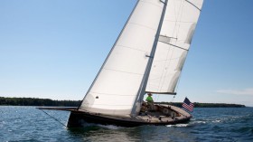Immer der Wünschelrute nach: Mit leicht überpappender Fock und Fat Head-Groß zieht der 37-füßige Daysailer gut © Allison Langley/Stephens Waring Yacht Design W37 Race Horse