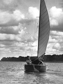 Einstein an der Pinne seiner Tümmler nach dem Ablegen beim Absenken des Ruderblatts, vermutlich auf dem Schwielowsee 1929 oder Anfang der Dreißiger Jahre © AKG