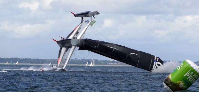 Der "Spindrift" Mast schlägt auf dem Wasser auf.