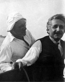 Albert Einstein (noch mit einem ordentlichen Haarschnitt) und Segelfreund Moritz Katzenstein, Mitte der 20er Jahre vermutlich auf dem Wannsee beim Segeln © Kurt Franke: Moritz Katzenstein