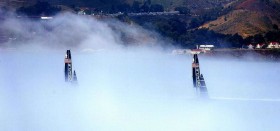 Geheimes Training? Die beiden Oracle AC72 werden vom Nebel verschluckt. © Guilain GRENIER / ORACLE TEAM USA Oracle AC72 im Nerbel