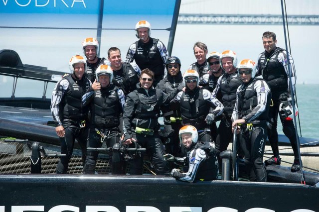 Tom Cruise mag sich an alte Top Gun Zeiten erinnert fühlen im Kreise der Kiwis. © Chris Cameron/ETNZ Tom Cruise America's Cup
