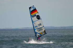 Der Moment des Unfalls. In einer starken Böe verliert Victoria Jurczok die Kontrolle über ihren 49er. © Challenge Gold Jurczok Lorenz