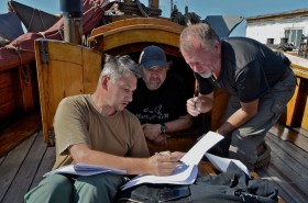 Fuchs und seine beiden russischen Crewmitglieder studieren “neue Gesetze” der Russischen Behörden © fuchs Arved Fuchs ist stinksauer und Versucht mit Hilfe von Bundestagsabgeordneten gegen die russische Behördenwillkür vorzugehen © fuchs