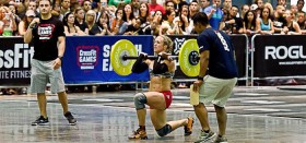 Anna Tunnicliffe bei einer einbeinigen Kniebeuge mit Hantel während der Crossfit Games. © Crossfit Games Anna Tunnicliffe Crossfit Games