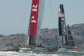 Luna Rossa und Oracle Team USA begegnen sich auf dem Renn-Parcours beim Training. © Gilles Martin Raget/ACEA Luna Rossa und Oracle Team USA