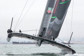 Die Form des T-Foils am Ruder ist der große Streitpunkt, der den AC entscheiden könnte. © Guilain Grenier/Oracle Team USA AC72 T-Foil