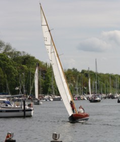Gugger und seine Crew sind keine Motorsegler. Der handliche 3 t Daysailor wird artgerecht und wie gehabt zum Liegeplatz gebracht © Britta Rosehr
