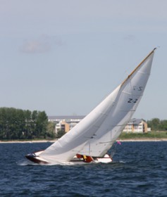 Das schlanke Boot kann dank reichlich Ballastanteil viel ab. Die Segelnummer mit dem alten eidgenössischen Nationalitätenzeichen blieb aus nostalgischen Gründen © Britta Rosehr