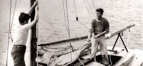 Die Gebrüder Ted und John F. Kennedy frönen in den 30er Jahren unbeschwert ihrer Segelleidenchaft, © JFK Library Die Gebrüder Ted und John F. Kennedy
