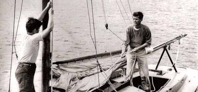 John F. Kennedy und sein Bruder frönen in den 30er Jahren unbeschwert ihrer Segelleidenchaft, © JFK Library Die Gebrüder Ted und John F. Kennedy