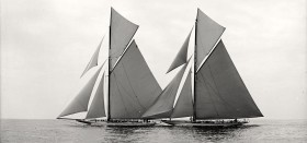Die etwas kleinere "Shamrock III" (r.) hatte gegen die durchweg führende und von Charles Barr souverän gesegelte Reliance beim America's Cup keine Chance. Shamrock und Reliance