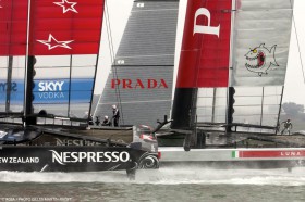 Team New Zealand startet in Lee von Luna Rossa und erkämpft sich die Innenposition an der ersten Tonne. © ACEA / GILLES MARTIN-RAGET Louis Vuitton Cup Start