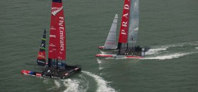 Team New Zealand nimmt die kontrollierende Leeposition ein. Luna Rossa traut sich nicht mehr hinter dem Heck abzufallen. © Gille Martin Raget/ACEA Team New Zealand Luna Rossa